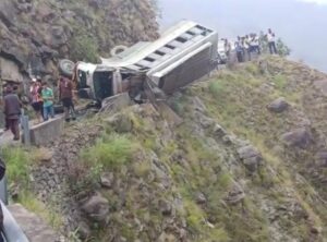 हिमाचल प्रदेश : शिमला के जुब्बल में बस खाई में गिरी, चार लोगों की मौत