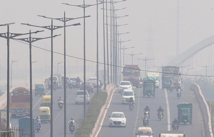 Delhi-NCR AQI: दिल्ली में वायु गुणवत्ता में आंशिक सुधार, लेकिन अब भी ‘बहुत खराब’ श्रेणी में