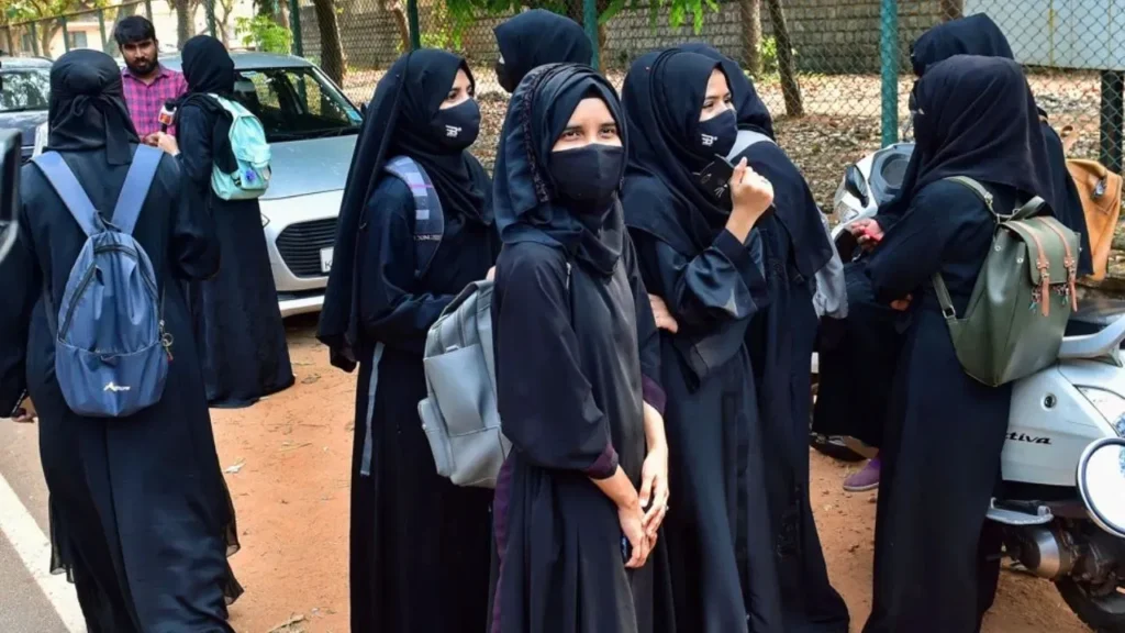 एक ऐसा मुस्लिम देश जहां छात्राएं नहीं पहन सकती हिजाब