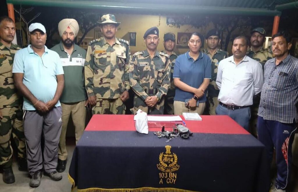 BSF और पंजाब पुलिस ने तरनतारन में संदिग्ध हेरोइन के पैकेट के साथ 1 ड्रोन किया बरामद