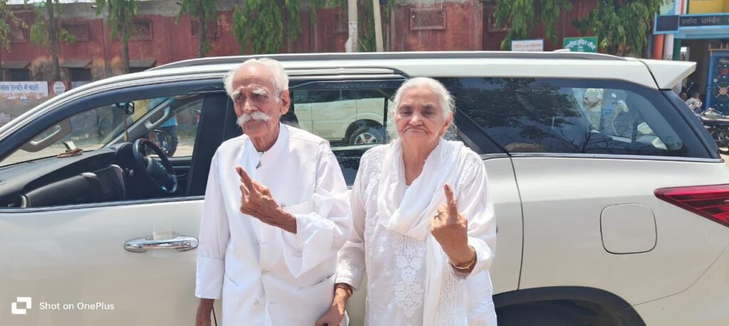 लोकतंत्र के महापर्व में भाग लेने के लिए उम्र भी नहीं आ रही आड़े, बुजुर्गों में भी दिखाई दे रहा जोश