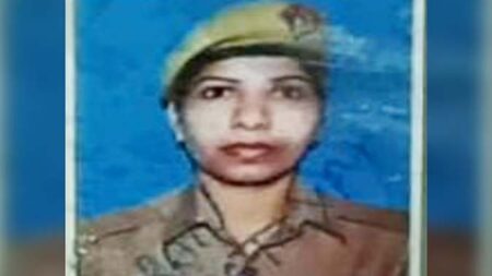 Female Policeman Died While Getting Off Train