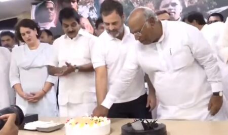 राहुल गांधी ने AICC मुख्यालय में मनाया अपना 54वां जन्मदिन