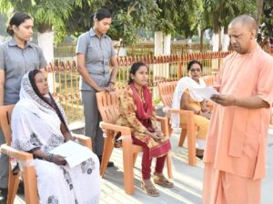 उत्तर प्रदेश के मुख्यमंत्री योगी आदित्यनाथ ने गोरखनाथ मंदिर परिसर में सुनी जनता की शिकायतें 