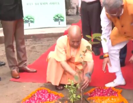 एक पेड़ मां के नाम के तहत सीएम योगी ने लगाया पेड़, पीएम मोदी ने शुरू किया था अभियान
