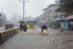 बारिश के आगे बेबस हुई मायानगरी मुंबई, आखिर हर साल क्यों हो जाती है पानी-पानी?