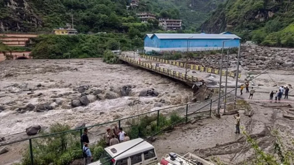 पहले से थी चेतावनी, फिर क्यों बनाया नाले के पास मजदूरों का ठिकाना… बादल फटा और बह गए 20 लोग 20 people were swept away