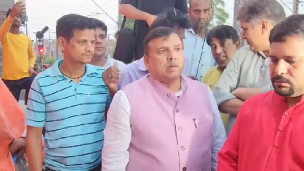 दिल्ली में झुग्गियों पर बुलडोजर चलने पर संजय सिंह बिफरे, रेखा सरकार पर बोला हमला bulldozers on slums