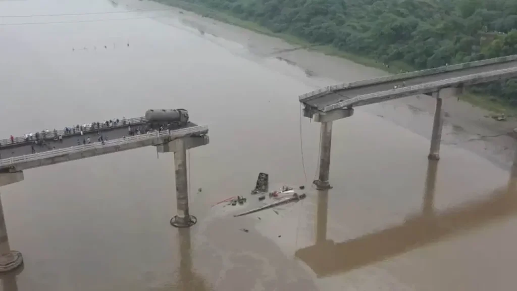 bridge connecting Vadodara and Anand broken