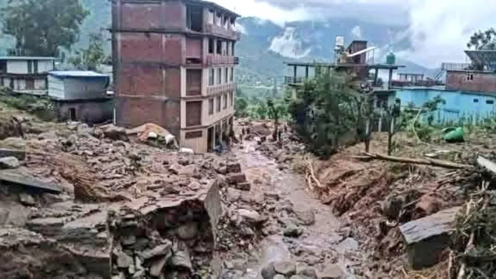हिमाचल में मौसम हुआ खतरनाक, मंडी में बादल फटने से 4 की मौत, 16 लोग लापता dangerous weather in Himachal