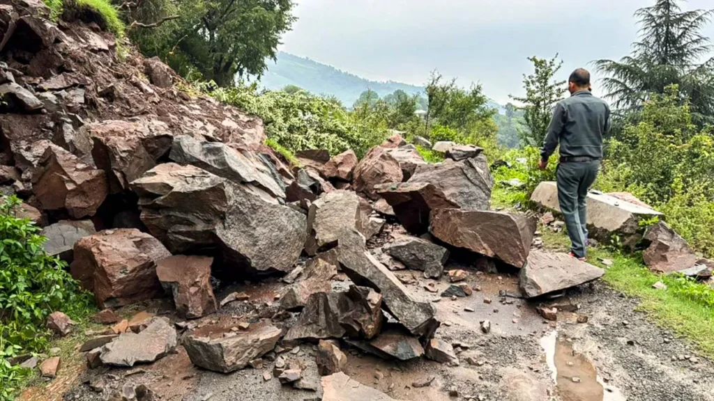 हिमाचल में आफत बन बरस रहे बादल! 34 लोगों की मौत, 285 सड़कें ब्लॉक, स्कूल भी बंद… clouds are causing trouble