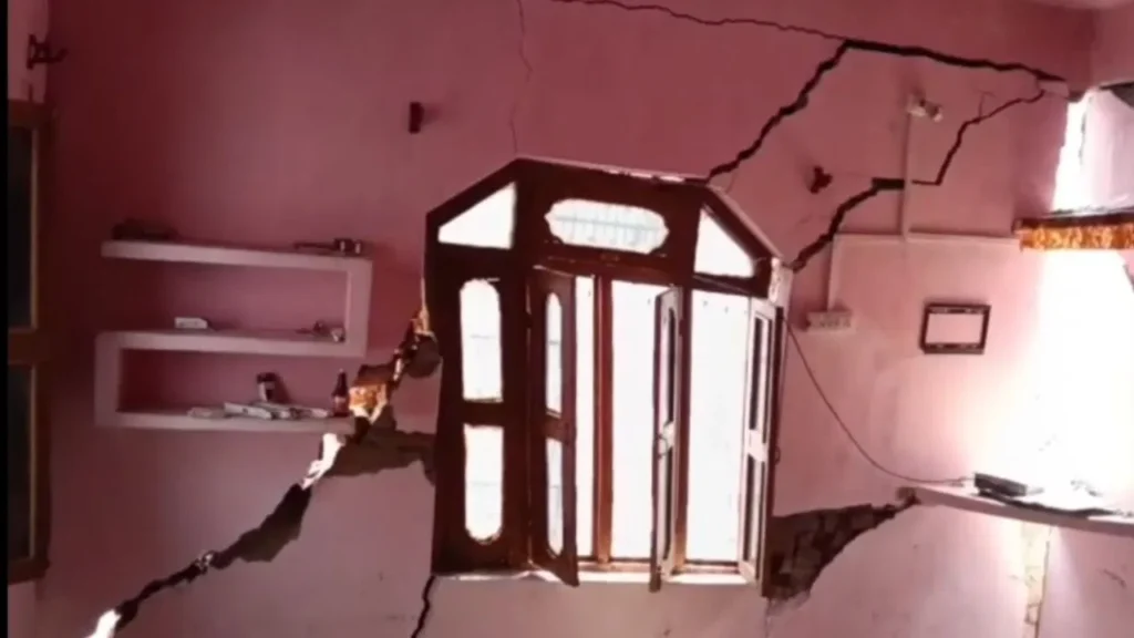 कांगड़ा में धंस गया गांव! रात में खिसकने लगी जमीन, सुबह तक 13 मकान ध्वस्त… Village collapsed in Kangra