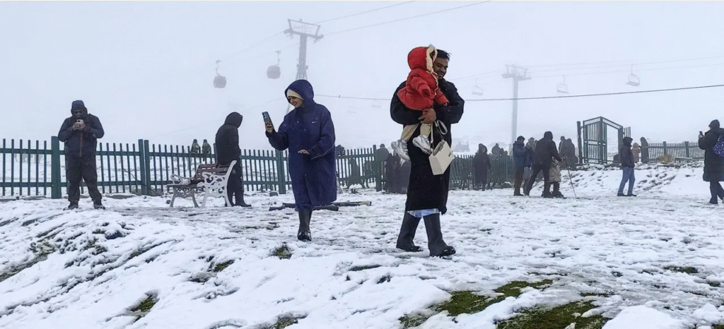 Tourists happy with premature snowfall