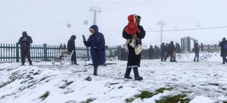 Tourists happy with premature snowfall