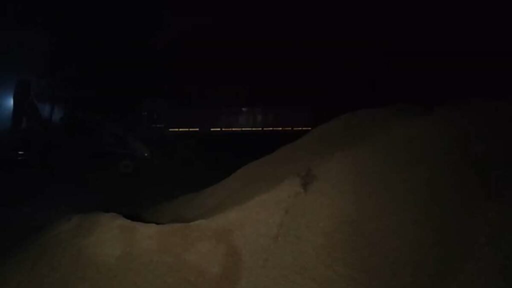 चिरकुंडा में चल रहा था अवैध बालू का कारोबार, खनन विभाग ने की छापेमारी illegal sand business