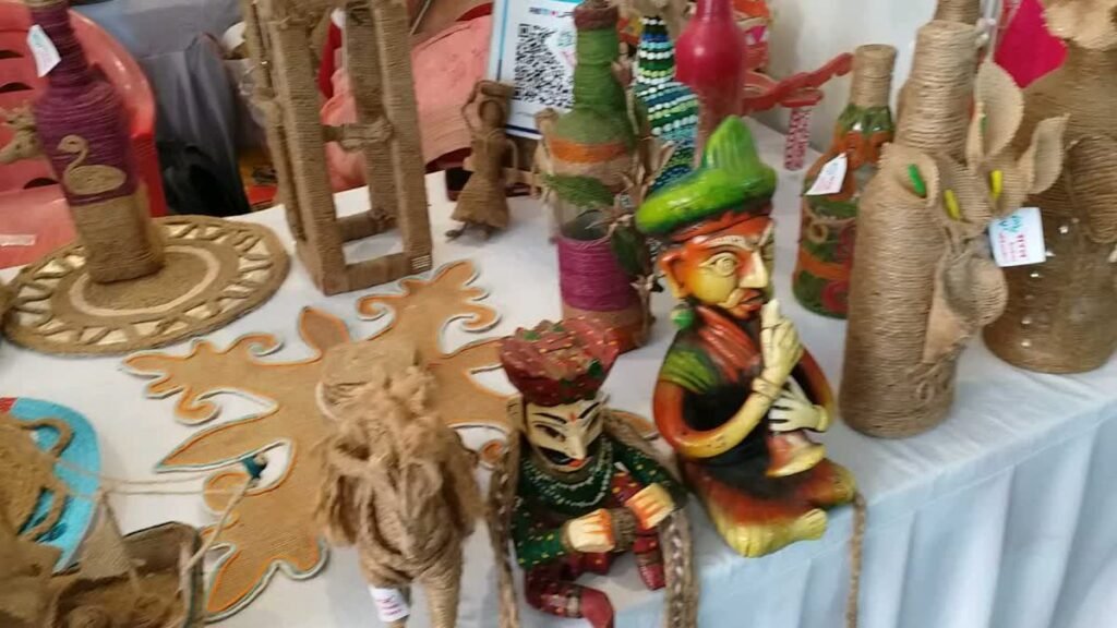 इंदौर में राष्ट्रीय विराट स्वदेशी हाट, ग्रामीण अंचल के उत्पादों की धूम, महिलाओं ने लगाए स्टॉल national Virat swadeshi Haat