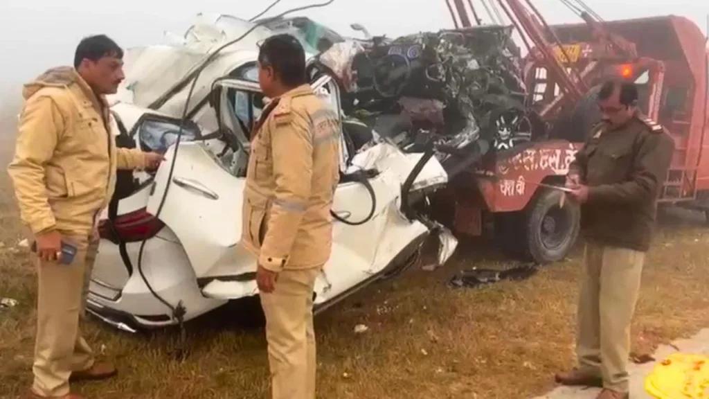 आगरा-लखनऊ एक्सप्रेसवे पर भीषण हादसा! फॉर्च्यूनर का टायर फटने से कार पलटी, 4 लोगों की दर्दनाक मौत accident on Agra Lucknow expressway