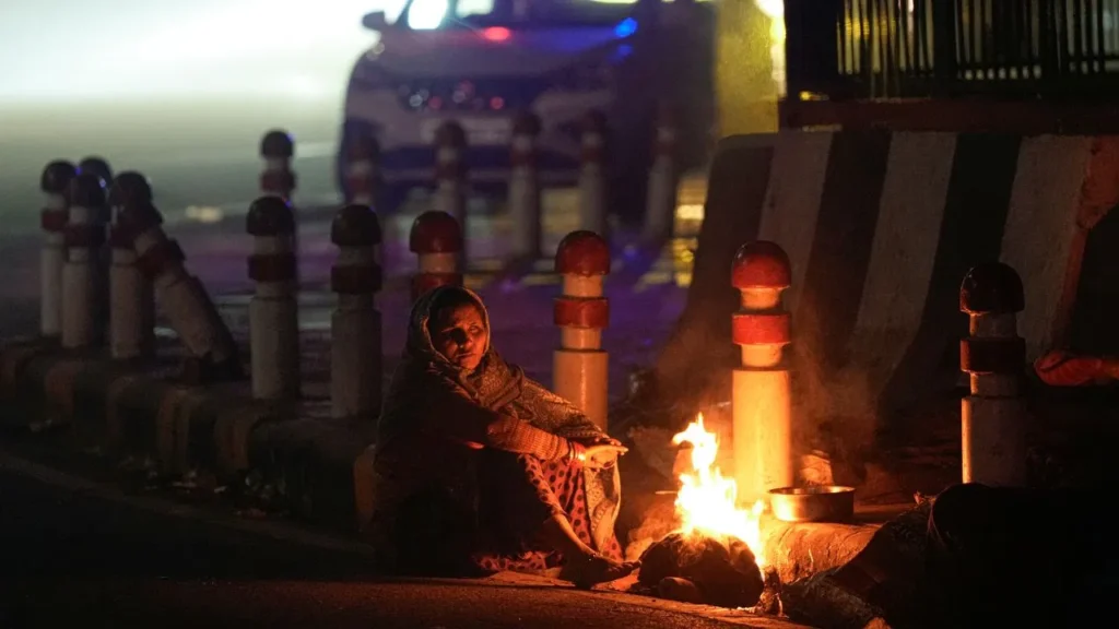 दिल्ली में 3 साल का रिकॉर्ड टूटा, गुरुग्राम 0.5°C पर जमा; जानें कब मिलेगी गलन से राहत 3 year record broken in Delhi