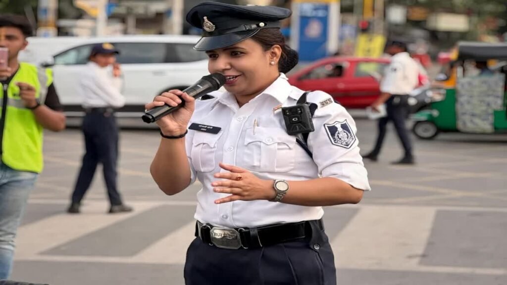 सुरों से ट्रैफिक कंट्रोल और जज्बे से बचाई जान, महिला पुलिसकर्मी सोनाली ने पेश की मिसाल Lady Cop Sonali