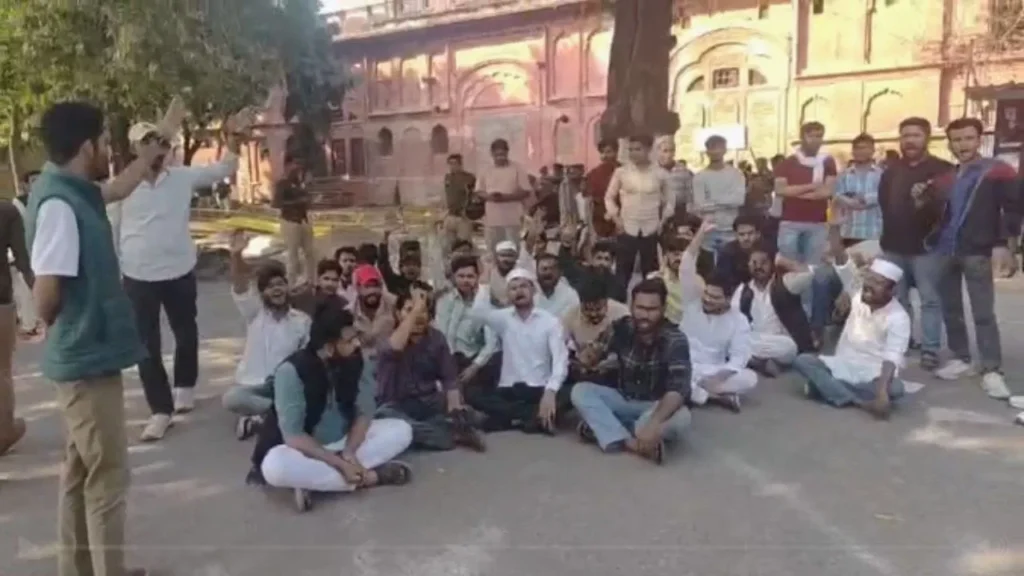 मस्जिद सील करने के आरोप पर लखनऊ विश्वविद्यालय में बवाल, छात्रों का भारी हंगामा और प्रदर्शन huge uproar and demonstration by students