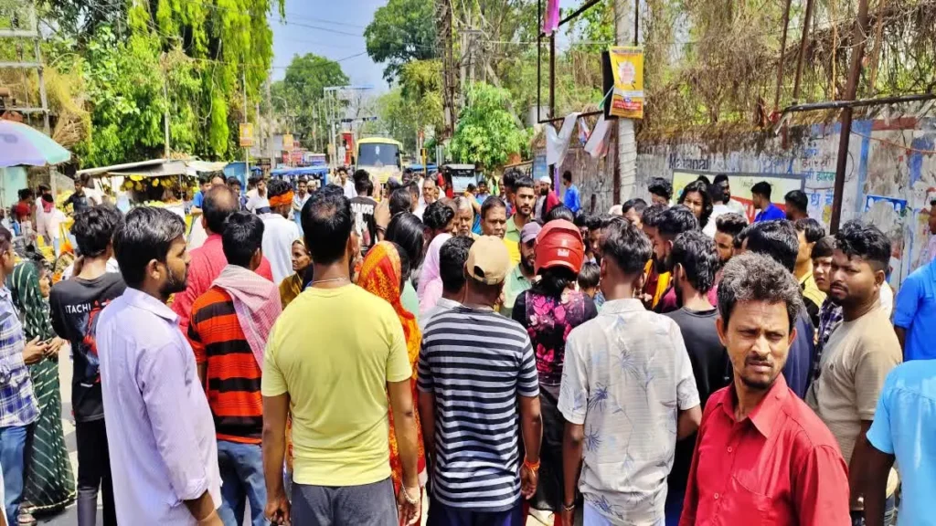 Dumka Road Accident Update: दुमका में सड़क दुर्घटना में युवक की मौत; स्वास्थ्य विभाग और प्रशासन पर परिजनों ने लगाए लापरवाही के गंभीर आरोप