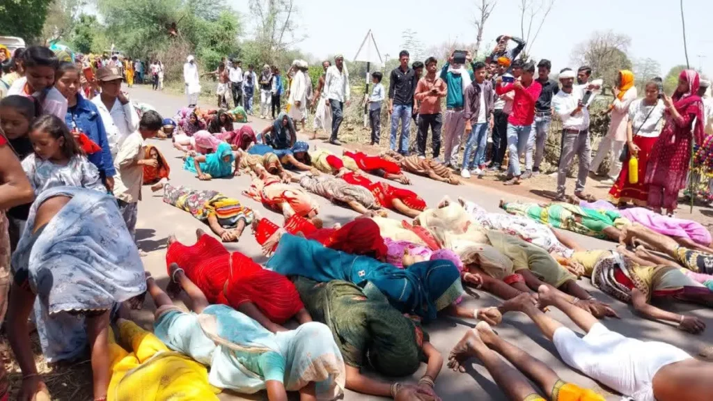 Damoh News: 40 डिग्री की तपती गर्मी में 15KM दंडवत यात्रा, माता के दरबार पहुंचे श्रद्धालु