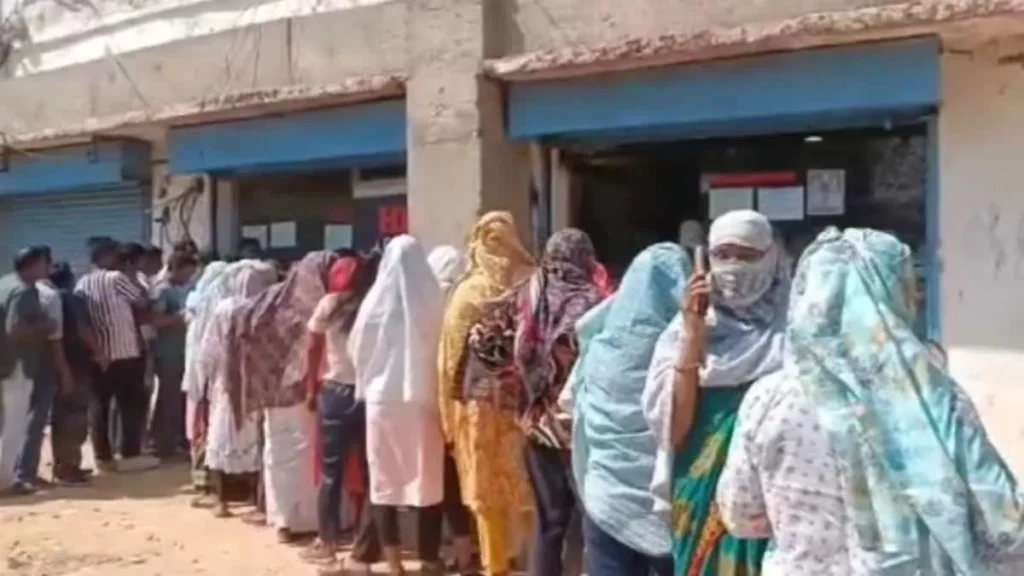 LPG का हाहाकार! गैस एजेंसियों के बाहर लगी किलोमीटर लंबी कतारें, खाली सिलेंडर लेकर भटक रहे लोग; जानें क्यों ठप हुई सप्लाई?