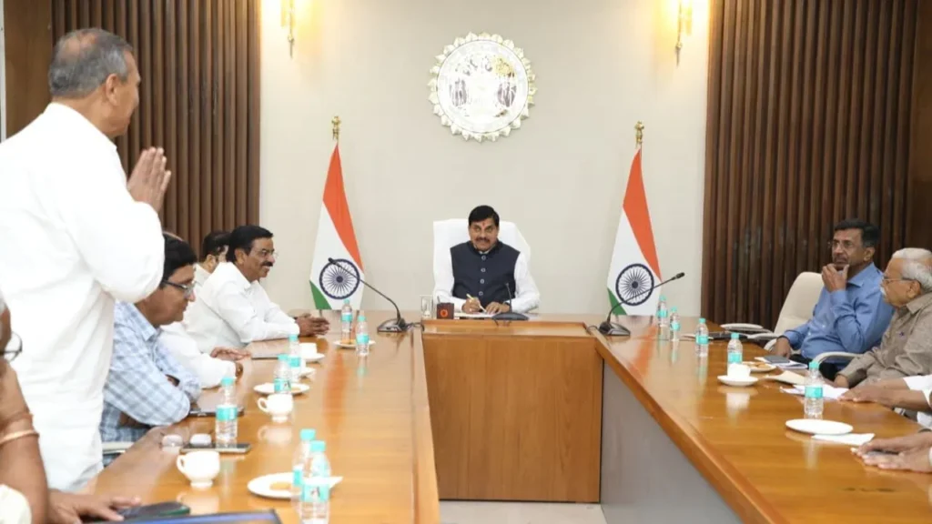 Madhya Pradesh News: एमपी में कल से नहीं होगी बसों की हड़ताल, सरकार से बातचीत के बाद ट्रांसपोटर्स का ऐलान