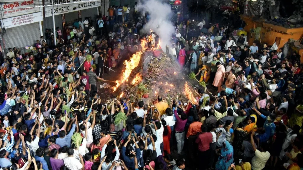 these people should not watch fire of holika dahan