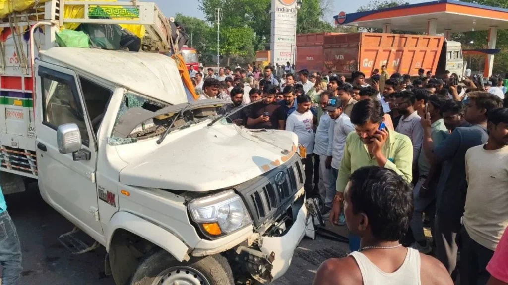 Kaushambi Road Accident: कौशांबी में भीषण सड़क हादसा, कंटेनर से टकराई श्रद्धालुओं की पिकअप, 8 की मौत