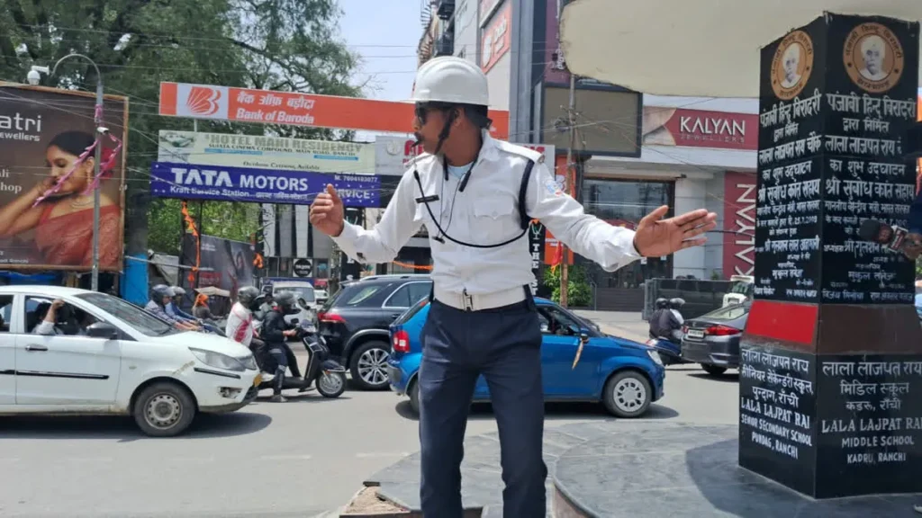 Anu Murmu Traffic Police: स्टाइलिश कॉप के नाम से मशहूर हुए अनु मुर्मू, अनोखे अंदाज में संभालते हैं सड़क का ट्रैफिक