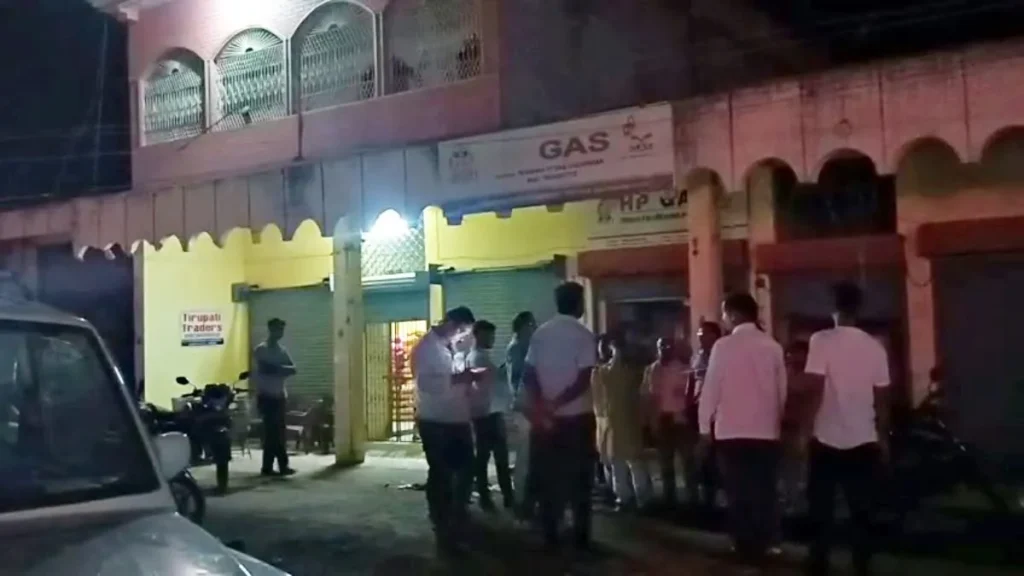 Hazaribagh News: हजारीबाग में गैस एजेंसियों पर प्रशासन का छापा, गोदामों के निरीक्षण में 18 खाली सिलेंडर जब्त