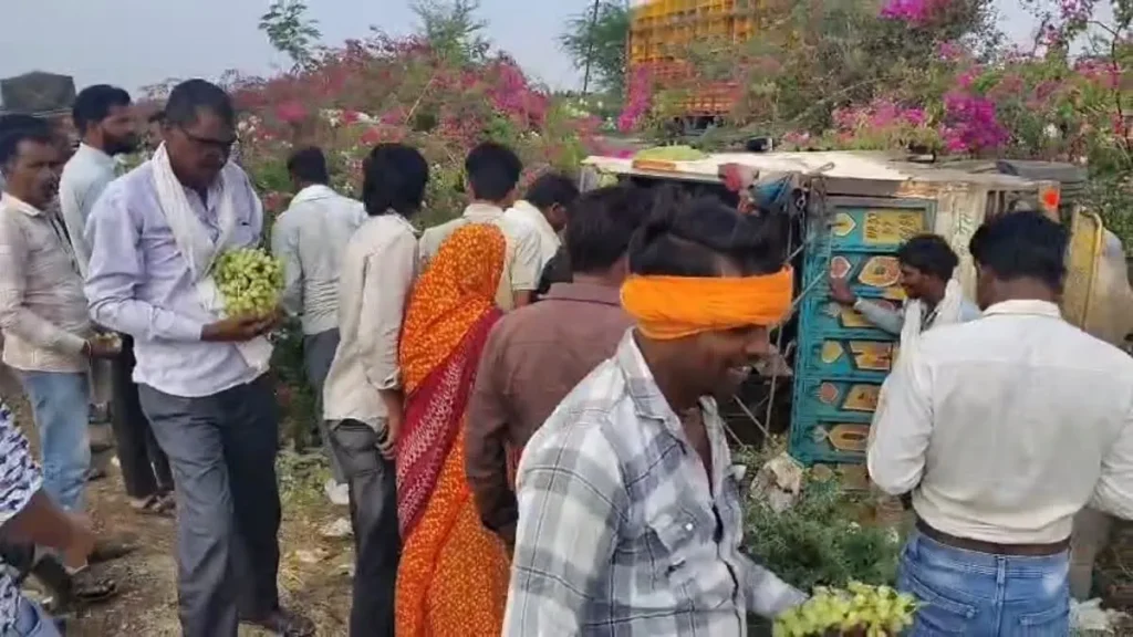Accident in Shivpuri: लोडिंग वाहन पलटने के बाद सड़क पर बिछ गए अंगूर, लोगों में मची लूटने की होड़; पुलिस जांच में जुटी