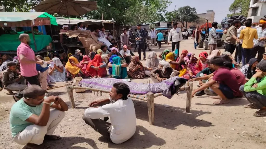 पुलिस प्रताड़ना से तंग आकर युवक ने की खुदकुशी, भड़के ग्रामीणों ने शव सड़क पर रखकर लगाया जाम; इलाके में भारी तनाव