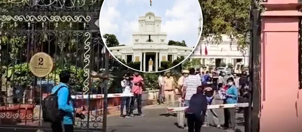 दिल्ली विधानसभा में बड़ी सुरक्षा चूक! गेट तोड़कर अंदर घुसी अज्ञात कार, हड़कंप Delhi Assembly Security Breach