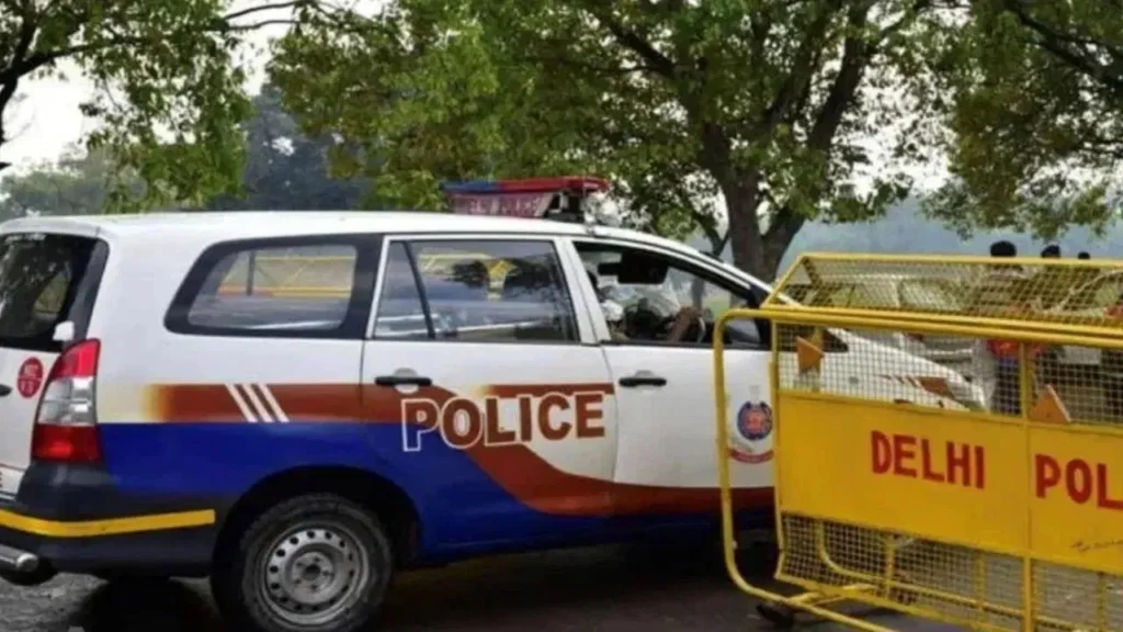 Delhi Crime: दिल्ली में फैक्ट्री के बाहर लावारिस बैग में मिली सड़ी-गली लाश! इलाके में फैला हड़कंप