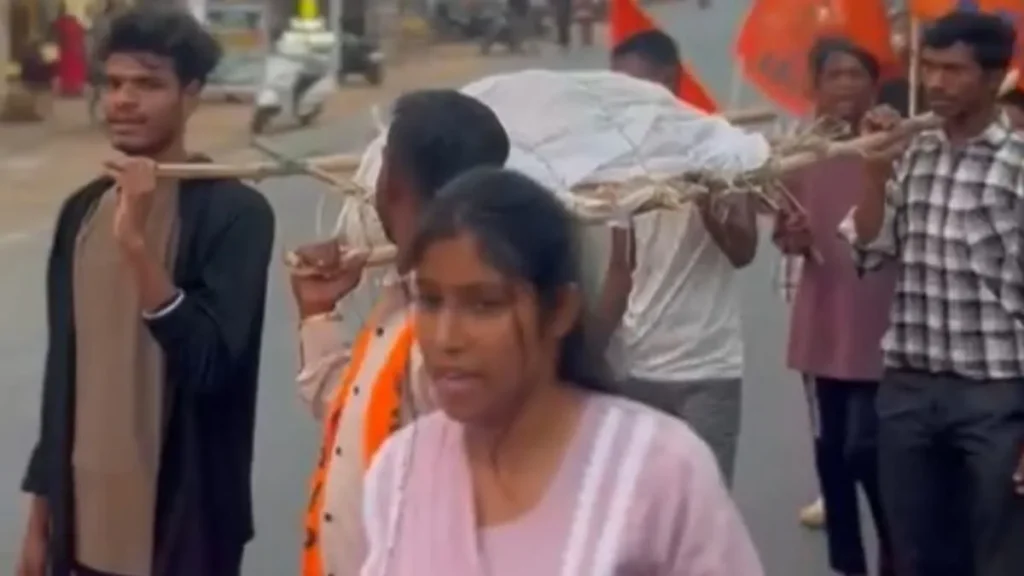 JNU में ‘नक्सलवाद’ का अंत! ABVP ने निकाली प्रतीकात्मक शव यात्रा, छात्रों ने कहा- “देश के लिए गौरवपूर्ण पल” symbolic funeral procession