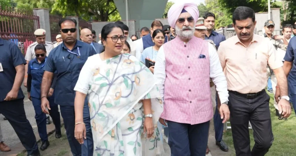 यमुना मिशन 2026: दिल्ली में CM-LG की ‘महा-विजिट’! वासुदेव घाट पर खुद परखी सफाई की हकीकत Yamuna mission 2026