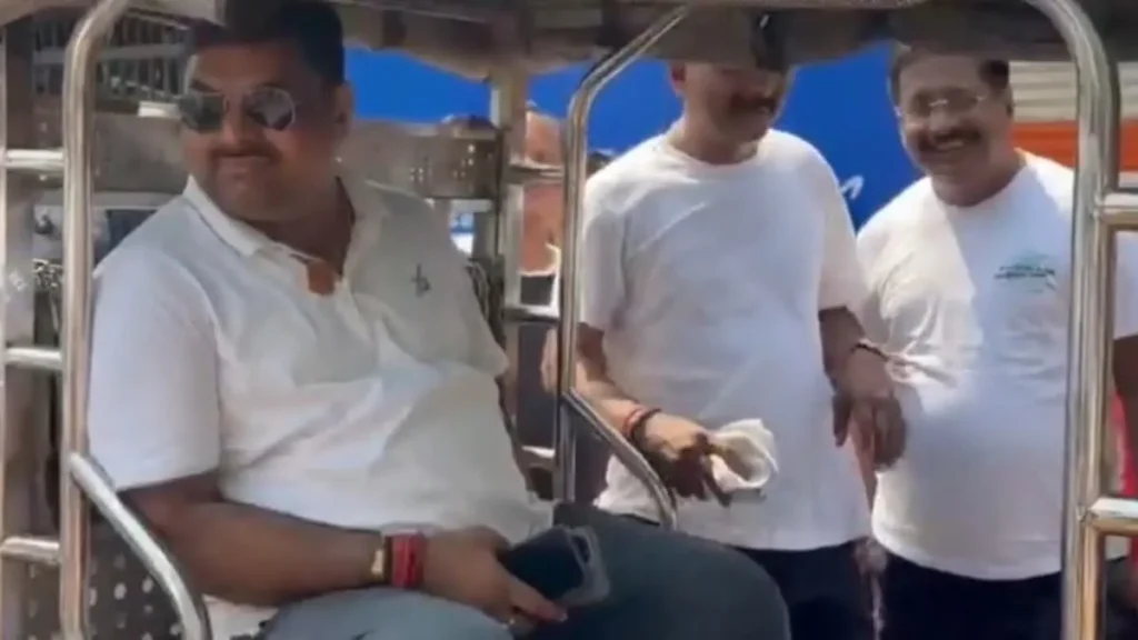 Durg News: मंत्री गजेंद्र यादव ने छोड़ी लग्जरी कार, ईंधन बचाने के लिए ई-रिक्शा से कर रहे सफर leaves luxury car and travels by e rickshaw