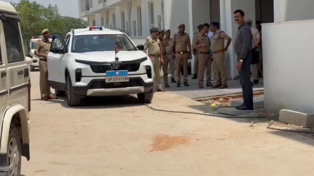 ग्रेटर नोएडा में डबल मर्डर से सनसनी; हॉस्टल में मिले दो मजदूरों के शव, धारदार हथियार से की गई हत्या Greater Noida Double Murder