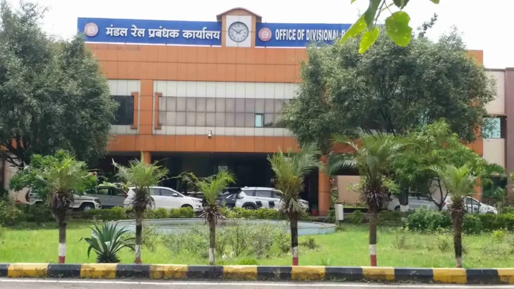 Raipur Railway News: वैश्विक तेल संकट का असर, रायपुर रेल मंडल हटाएगा 25% डीजल इंजन impact of global oil crisis