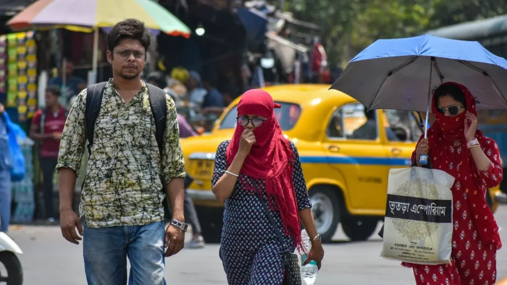 Delhi Weather Today: दिल्ली में आज राहत के बाद बढ़ेगी गर्मी, यूपी में भीषण लू और बिहार में आंधी-बारिश की चेतावनी