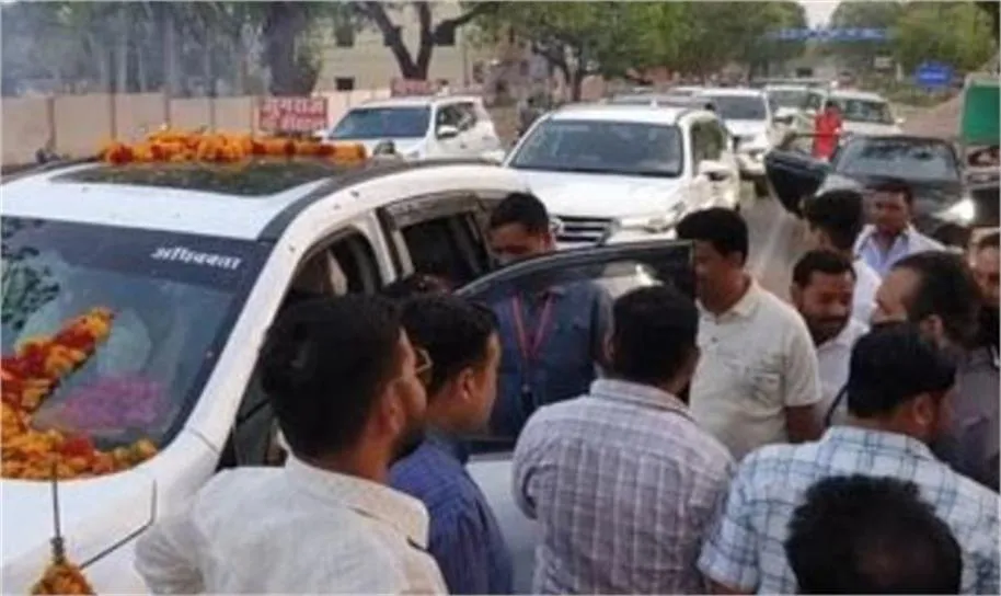 महिला आयोग अध्यक्ष रेखा यादव के काफिले पर विवाद, 120 गाड़ियों के जाम से जनता परेशान controversy over the convoy