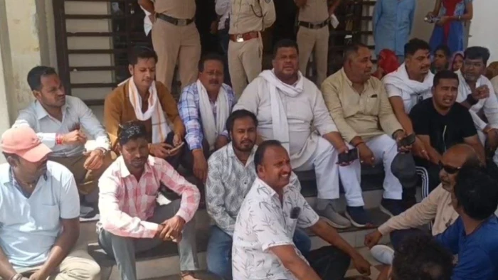 Ujjain Police Controversy: चिमनगंज थाने के आरक्षकों पर गिरी गाज; छेड़छाड़ आरोपी के चाचा-भाई को पीटने का मामला