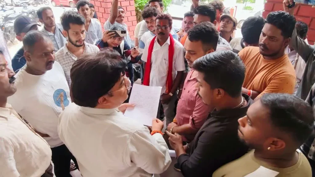 गौमांस मिलने के मामले में हिंदू संगठनों का प्रदर्शन; आरोपियों पर बुलडोजर कार्रवाई और गिरफ्तारी की मांग demand for bulldozer action