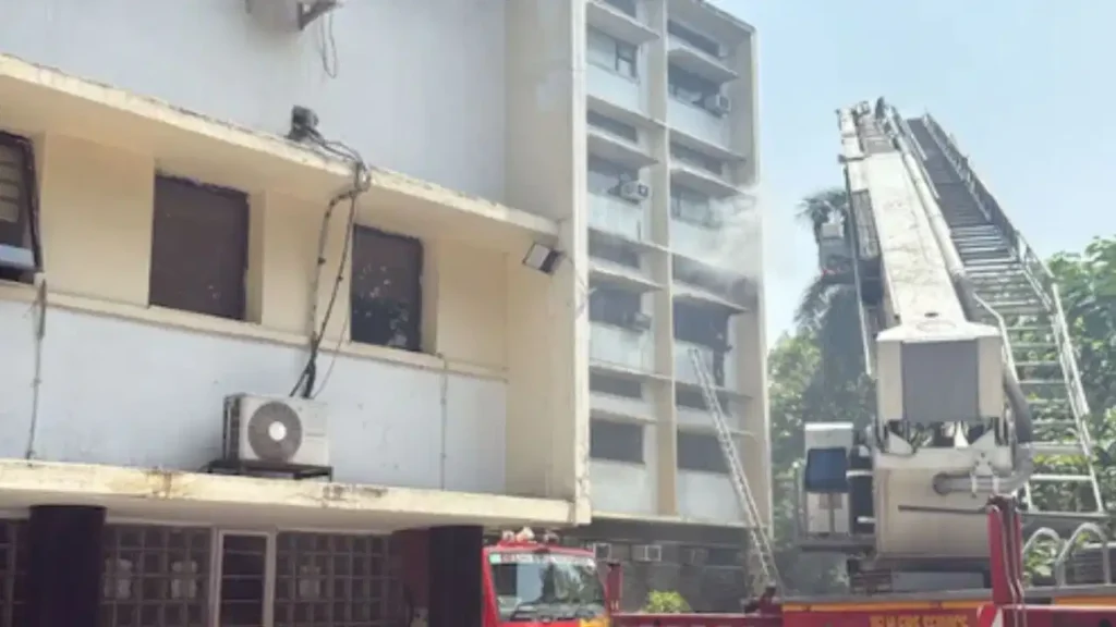 शिक्षा मंत्रालय के ऑफिस में नहीं, स्कूल ऑफ प्लानिंग एंड आर्किटेक्चर में लगी आग; मंत्रालय ने दी सफाई Fire at SPA Delhi