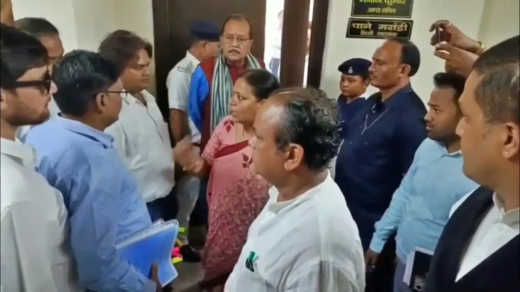 राज्यसभा चुनाव में सियासी बवाल; नामांकन स्क्रूटनी को लेकर रिटर्निंग ऑफिसर के बाहर हंगामा Parimal Nathwani Nomination