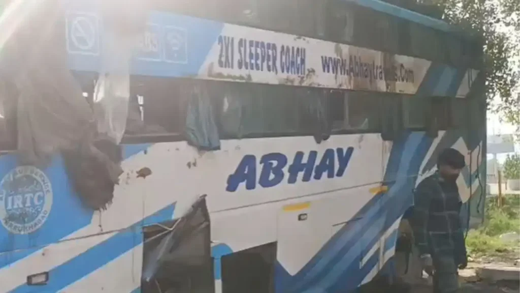 Noida Road Accident: नोएडा महामाया फ्लाईओवर के पास तेज रफ्तार स्लीपर बस पलटी; 14 यात्री घायल