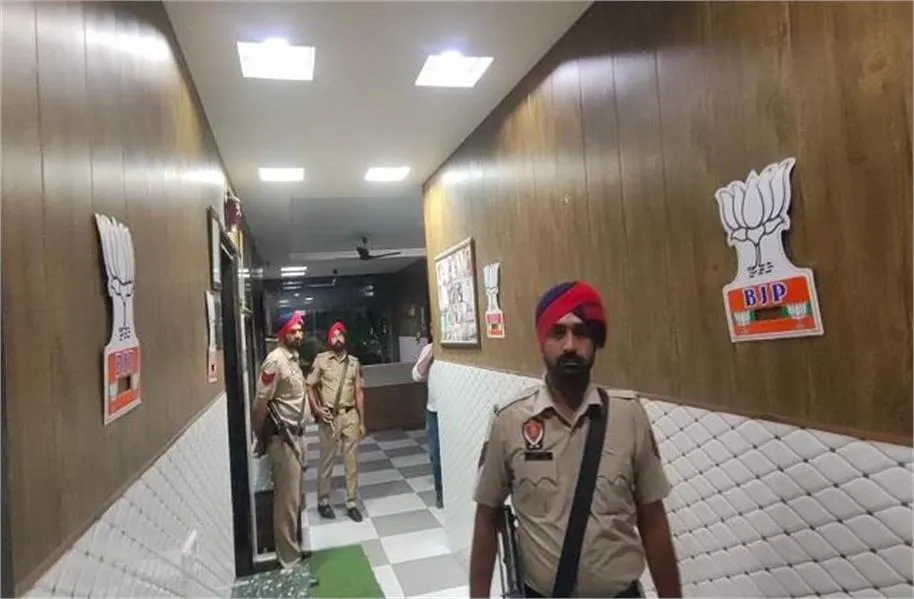 Attack on BJP Leader Bathinda: सिविल डिफेंस चीफ वार्डन के घर फेंका पेट्रोल बम; सीसीटीवी खंगाल रही पुलिस