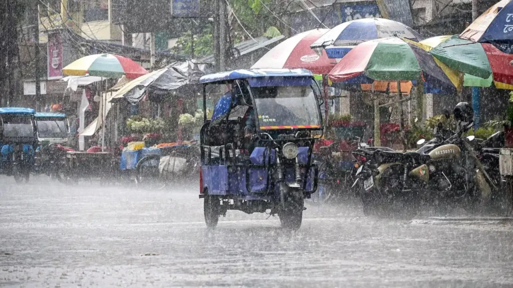 IMD Weather Alert : भारत के कई राज्यों में आंधी-तूफान और भारी बारिश का अलर्ट; 90 किमी/घंटा की रफ्तार से चलेंगी हवाएं IMD Weather Alert